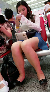 白色长袖T恤蓝色短裙MM