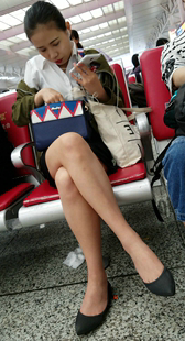 扎马尾辫的白衬衫黑色短裙MM