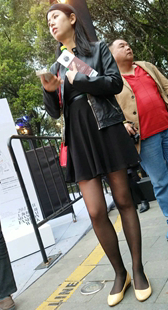 街拍皮夹克黑裙黑丝美腿美女