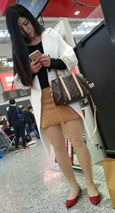 地铁红鞋短裙长发美女