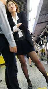 等地铁的黑色制服黑丝MM