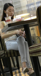 餐厅里的长发紧牛少女