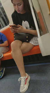 黑色米奇T恤肉丝运动鞋美女