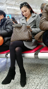 火车站候车的黑丝长发少妇