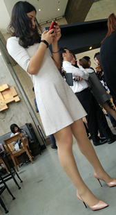 白色连衣短裙肉丝粉色高跟美女