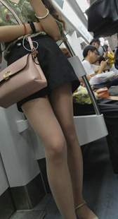 浅绿色上衣黑色短裤长发美女