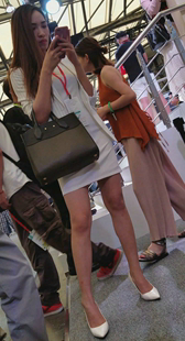 高挑的职业装丝腿展会长发美女