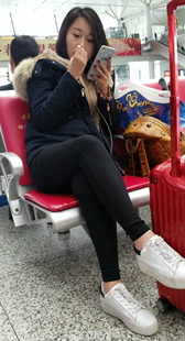 深蓝色外套黑色紧身裤美眉