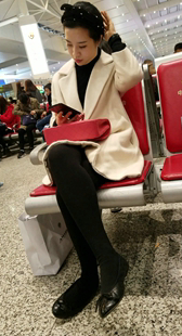 白色毛大衣街拍黑丝