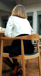 两位丝袜美女正在共进午餐