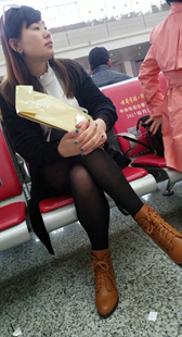 街拍黑色上衣黑丝美眉