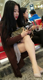 街拍深褐色外套肉丝高跟美女