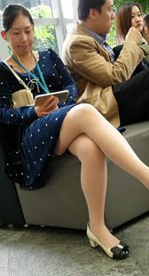 街拍蓝色连衣裙肉丝MM