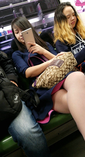 街拍丰满的肉丝红鞋美眉