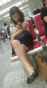 黑色短裙街拍肉丝