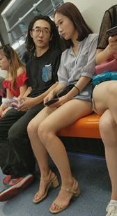 地铁灰色衬衫热裤美腿少女