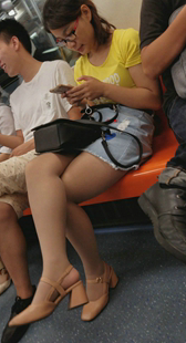 黄色T恤修长美腿肉丝眼镜妹子