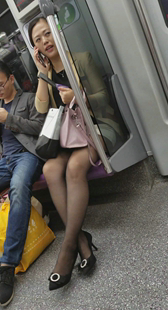 听电话的街拍黑丝OL