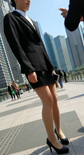 街拍黑色短裙制服肉丝高跟