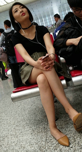 黑衣墨绿色短裙长腿美女