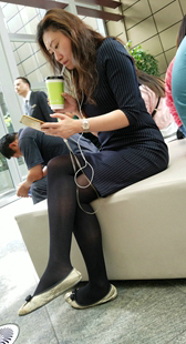 街拍连衣裙黑丝银鞋美眉