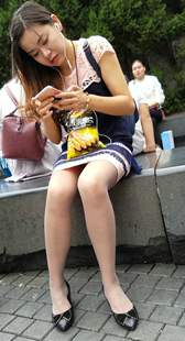 连衣裙肉丝长发妹子坐姿诱人