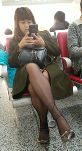 墨绿色大衣黑丝少妇