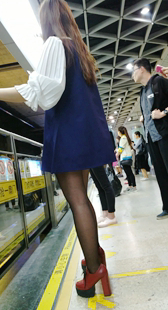 超高跟黑色丝袜短裤长发美女