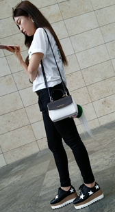 黑色紧身牛仔裤长发美眉性感小翘臀