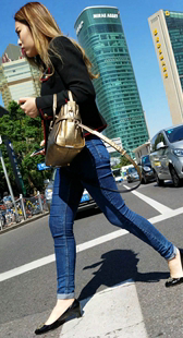 街拍蓝牛长发紧臀妹子