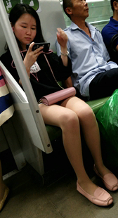 地铁露美腿小妹子玩手机