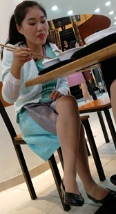 用餐的两个肉色丝袜高跟OL美眉