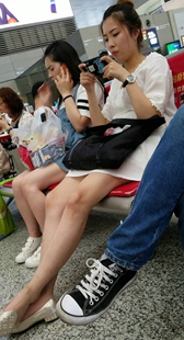 候车室连衣裙大长腿妹子