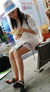 白色连衣短裙黑色高跟美腿漂亮妹子