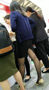 开叉短裙黑丝袜少女