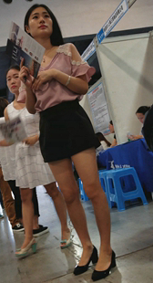 展会粉色T恤黑色包臀短裙高跟性感美腿美女