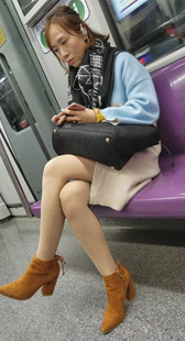 地铁棕色高跟肉色丝袜OL少妇