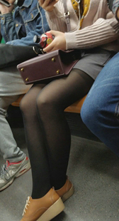 地铁黑丝灰短裙少妇