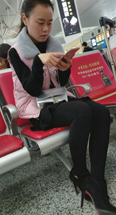 黑色短裙打底丝袜高跟漂亮美少妇