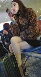 豹纹上衣包臀短裙肉丝漂亮少妇