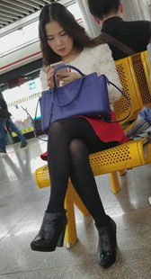 黑色皮短裙肉色丝袜美少妇