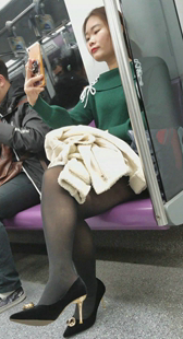 地铁近拍黑色高跟黑丝性感大腿OL
