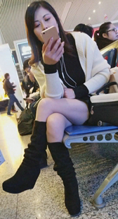 候车室长腿长发少妇