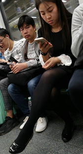 地铁黑丝长发妹子