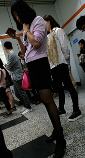 等地铁细长腿黑丝袜