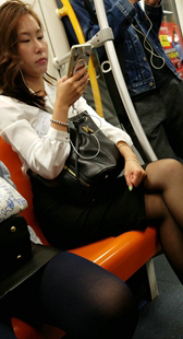 地铁短裙黑丝少女