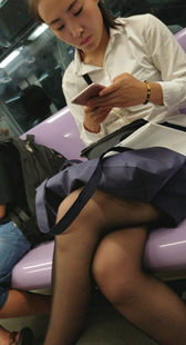 地铁黑丝短裙小少妇