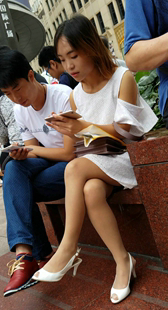 公园肉丝高跟美女