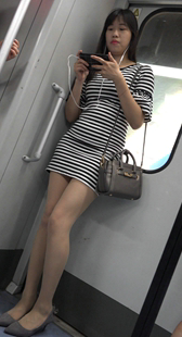 条纹连衣包臀短裙肉色丝袜高跟极品美腿美眉