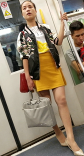 地铁黄裙高跟长腿少女